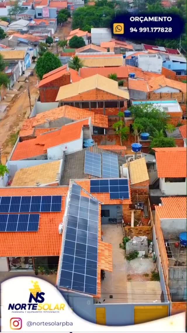 Vista de drone de um bairro com módulos solares instalados em telhado cerâmico