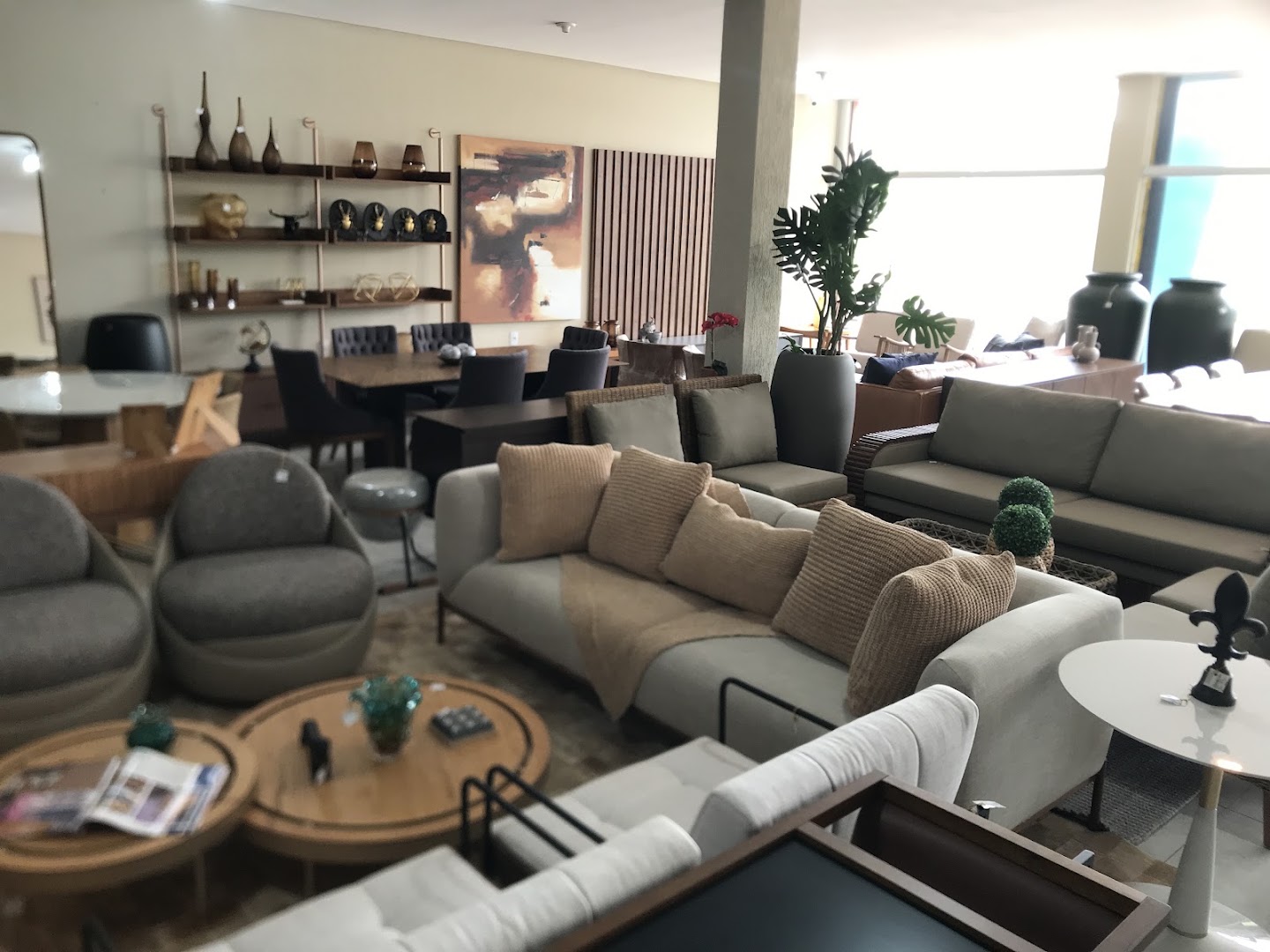 Sala de estar montada com sofás no showroom