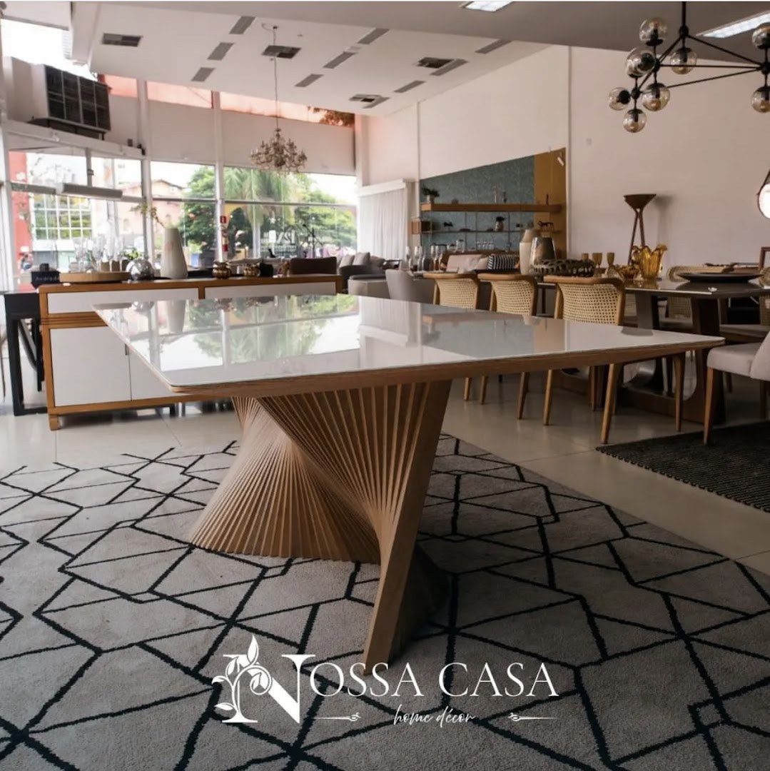 Mesa de jantar com base escultural e tapete