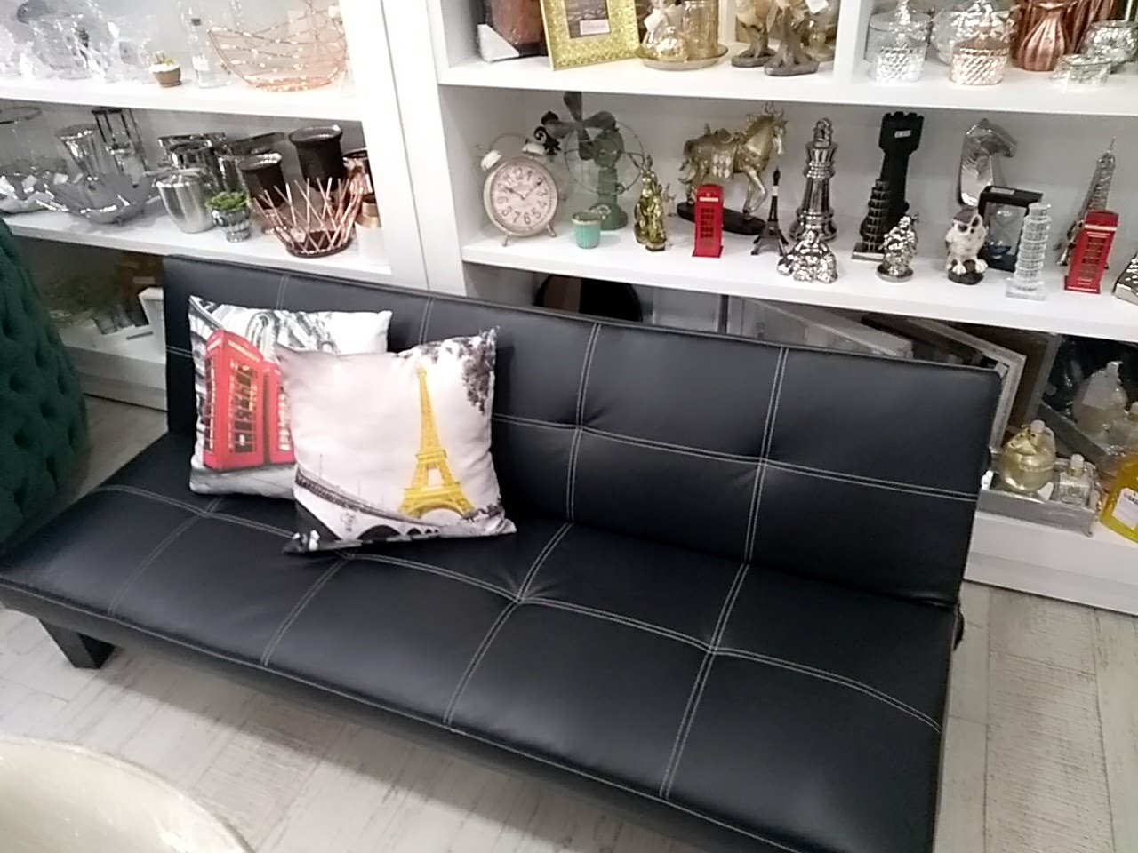 Ambiente com sofá de couro e almofadas no showroom