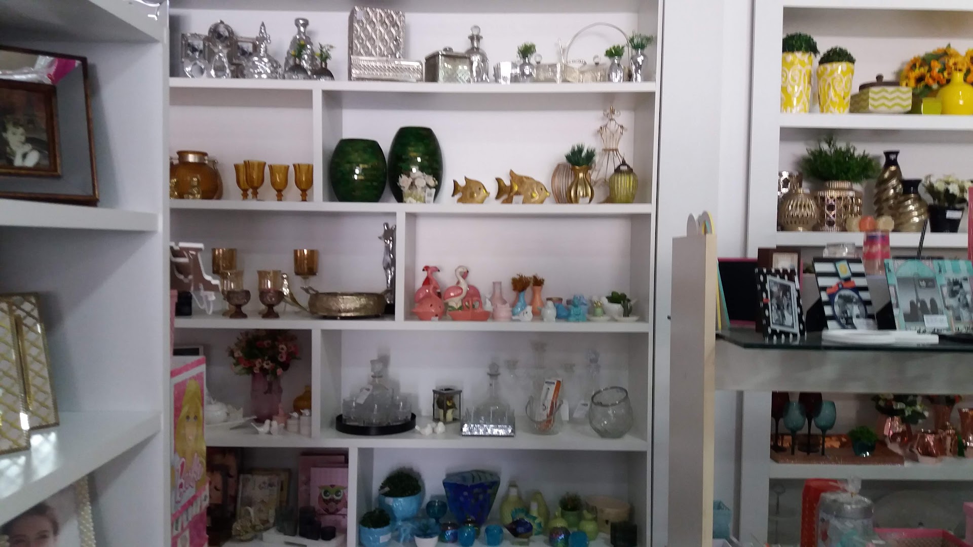 Cristais e objetos de decoração na estante