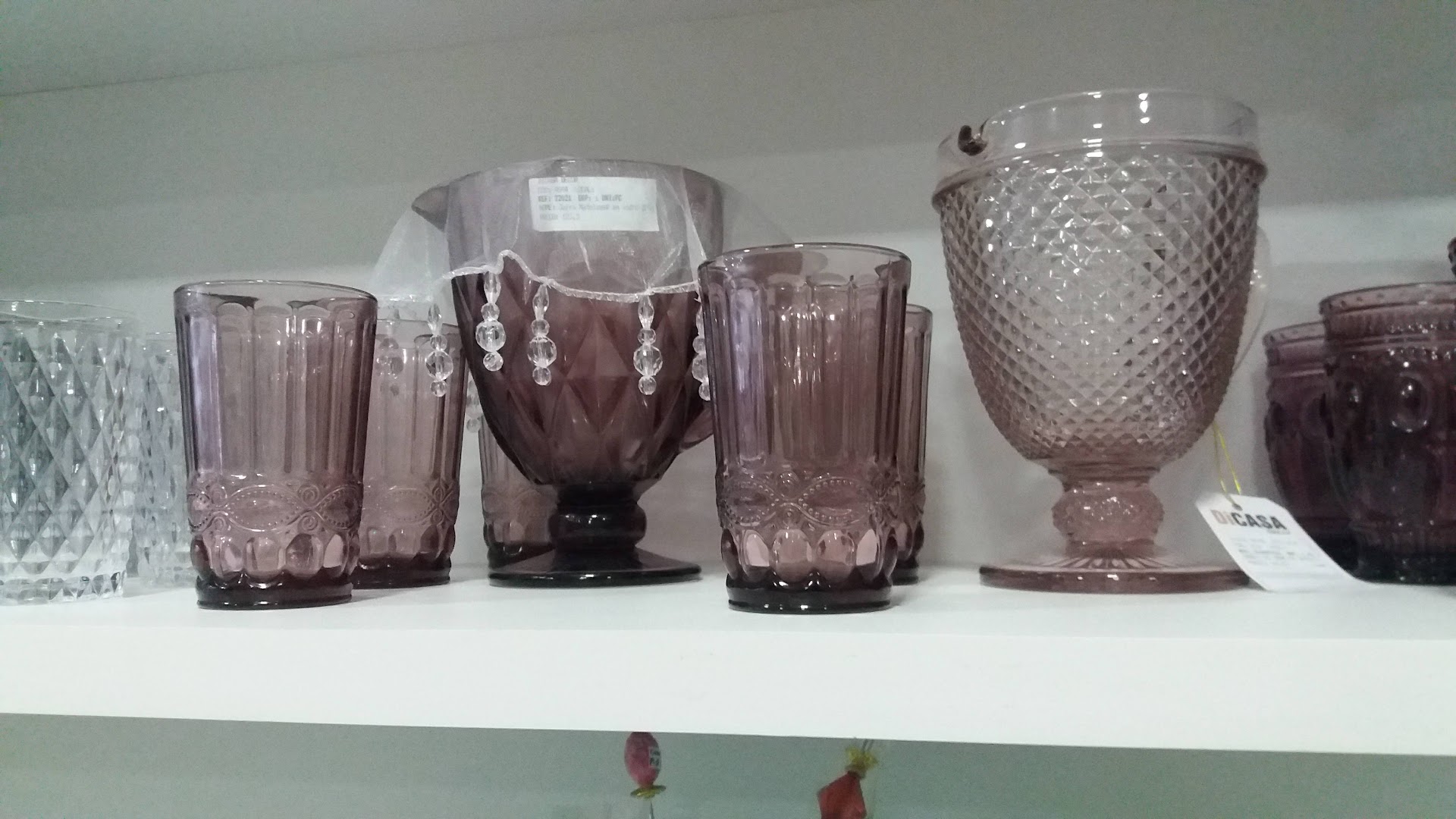 Taças de cristal em tom ametista