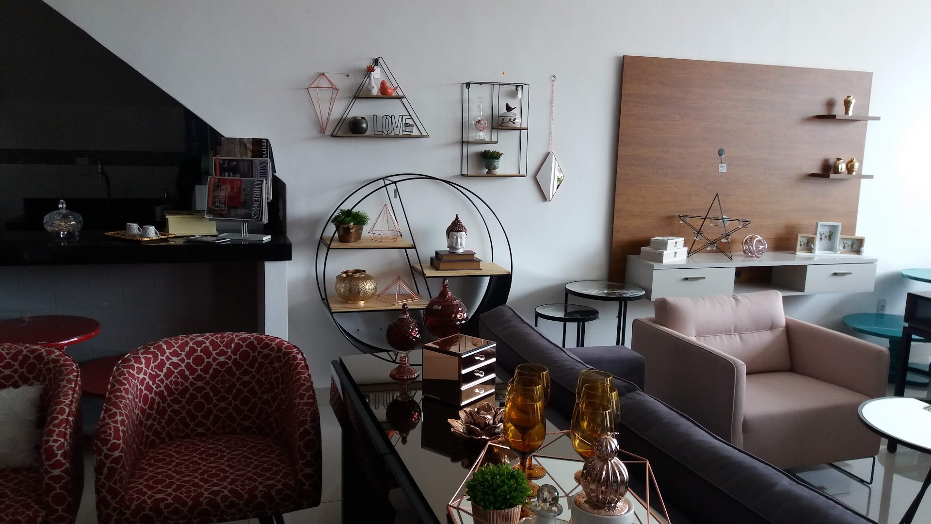 Estante decorativa com objetos