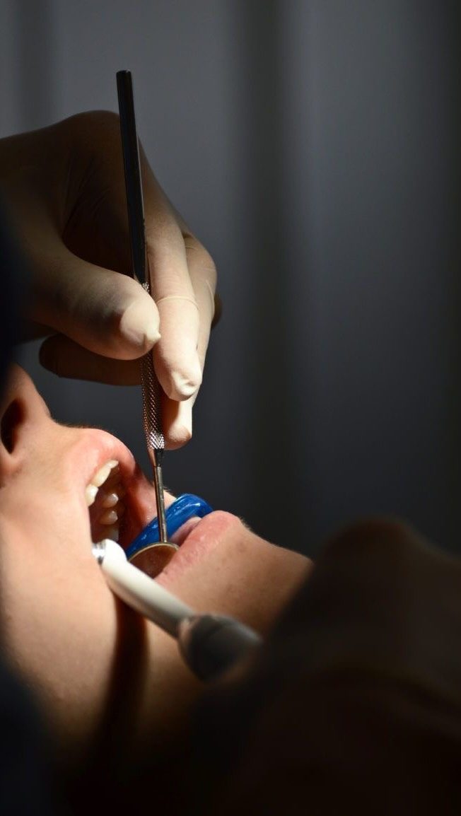 Procedimento odontológico em detalhe