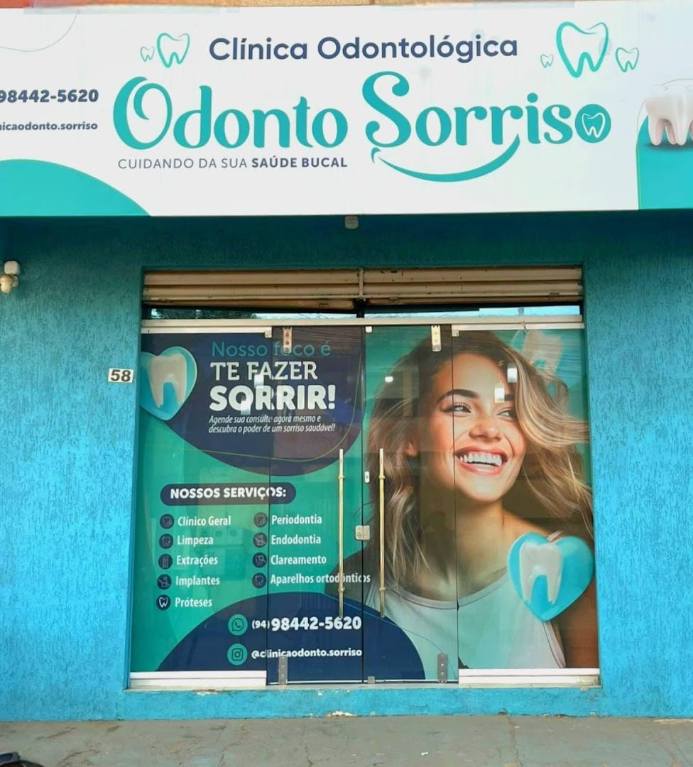 Fachada da Clínica Odonto Sorriso com o banner da marca
