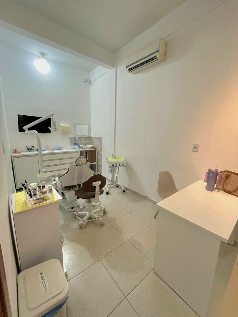 Consultório com equipo odontológico e cadeira