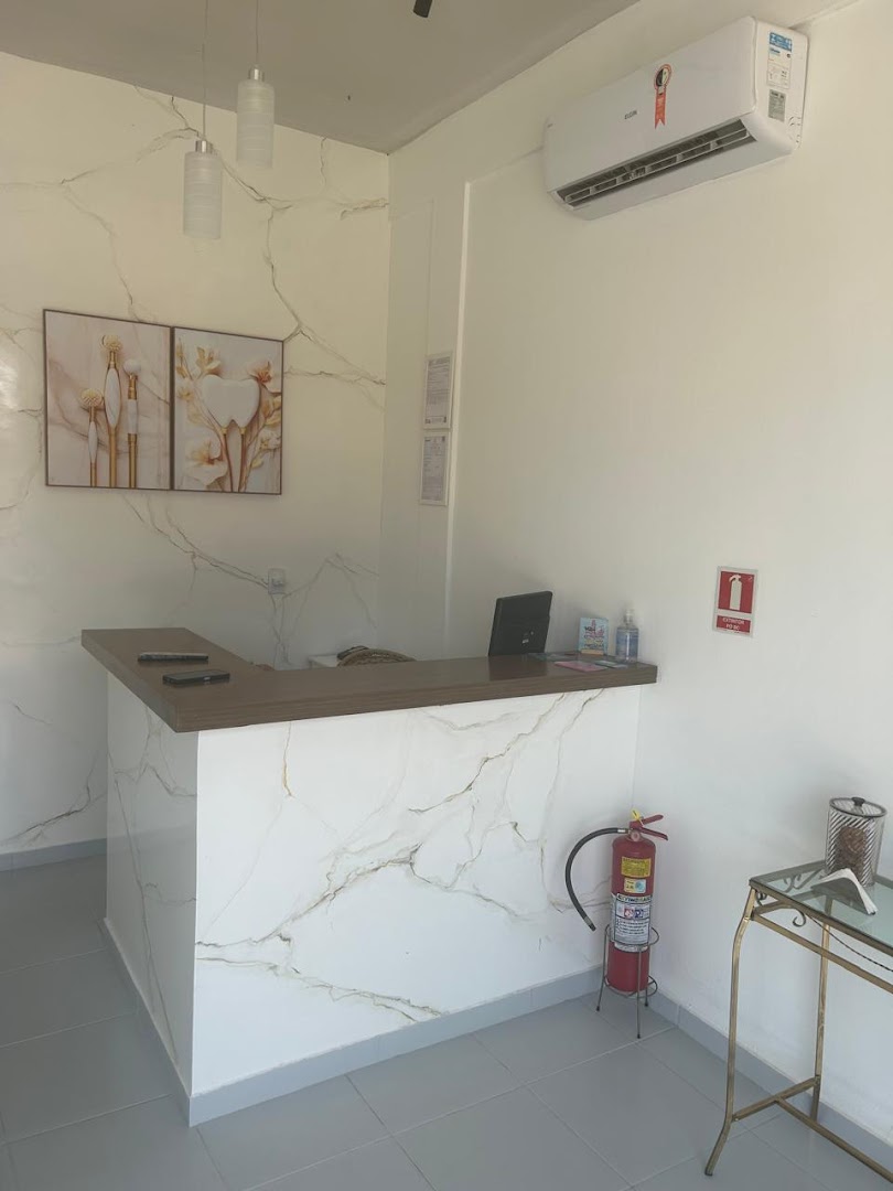 Balcão da recepção em mármore da clínica