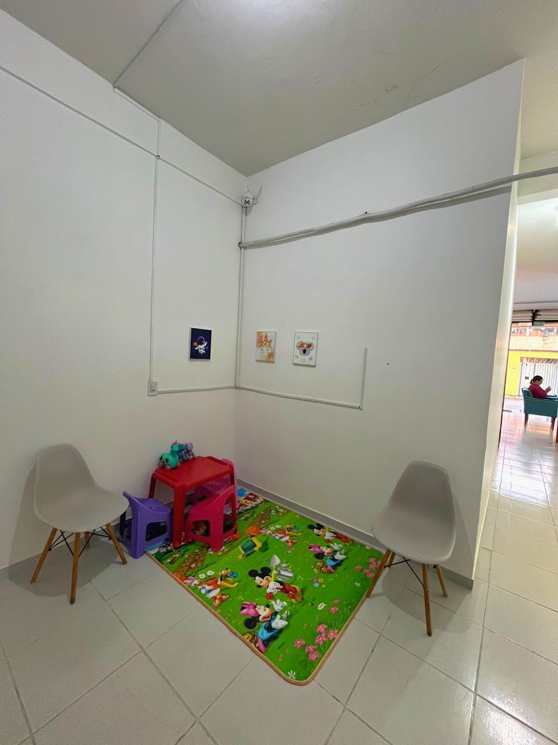 Cantinho infantil com tapete de brinquedos na sala de espera