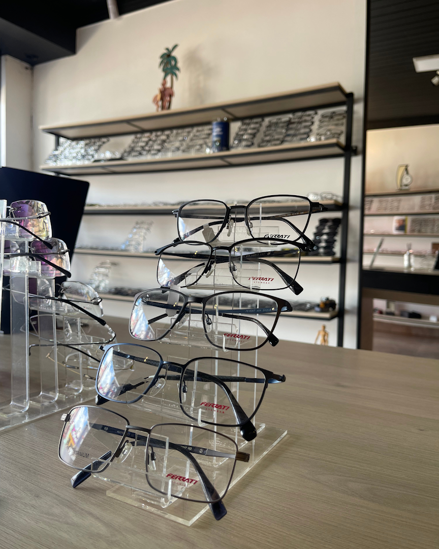 Armações de grau em display na bancada