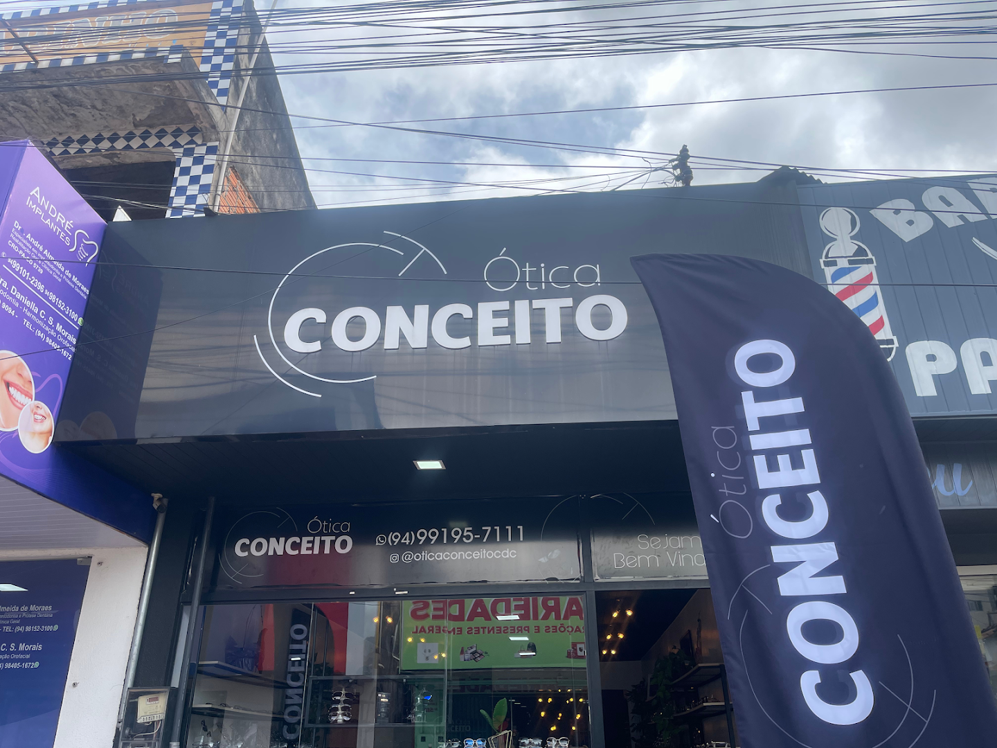 Fachada azul-marinho da Ótica Conceito