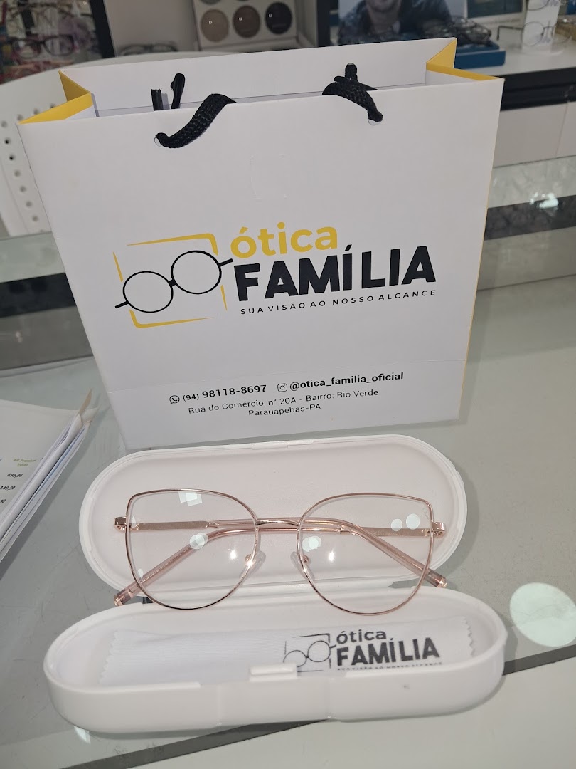 Óculos de grau delicado sobre o estojo da marca Ótica Família
