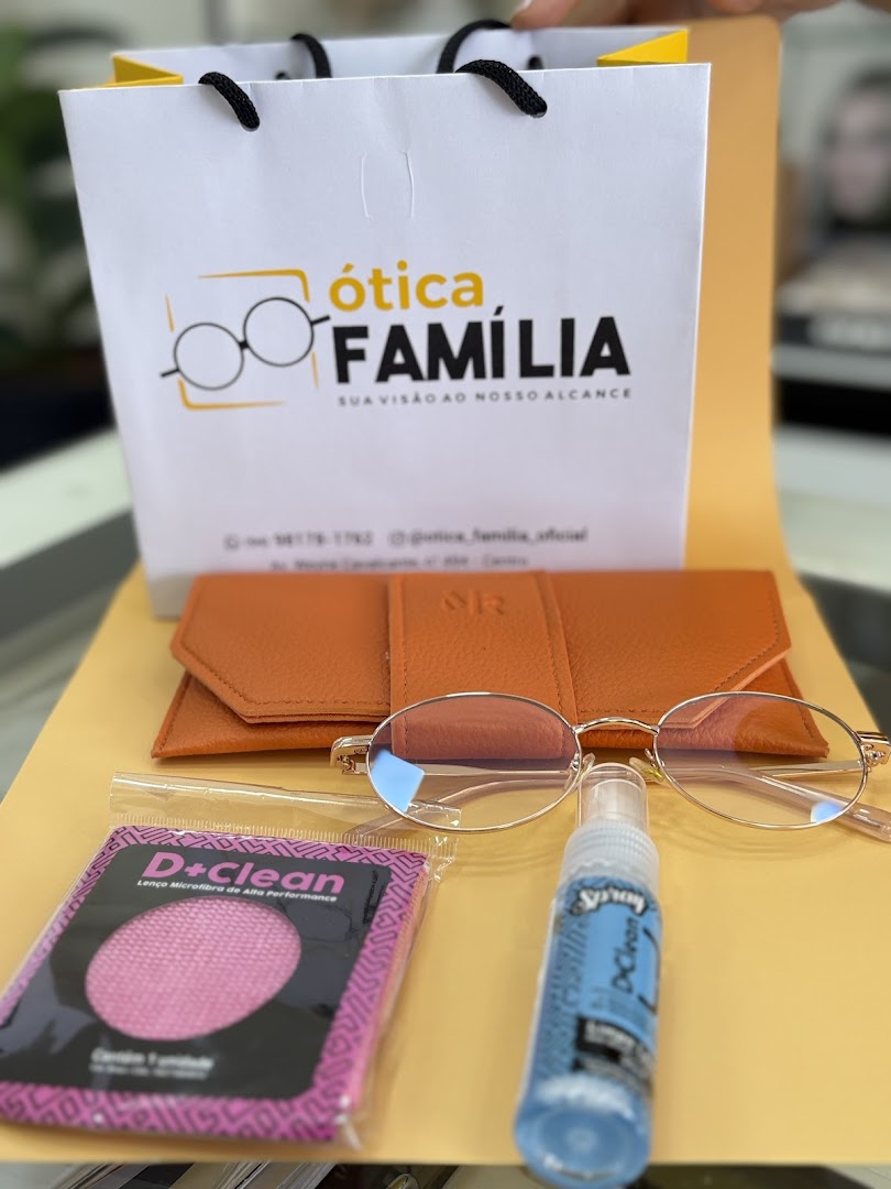 Óculos de sol com estojo laranja e acessórios da Ótica Família