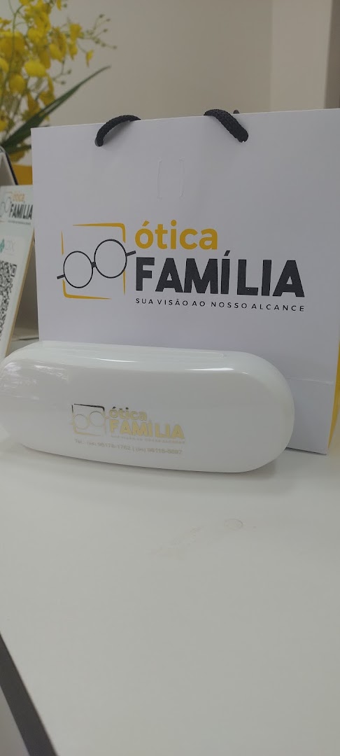 Estojo branco da Ótica Família sobre o balcão da loja