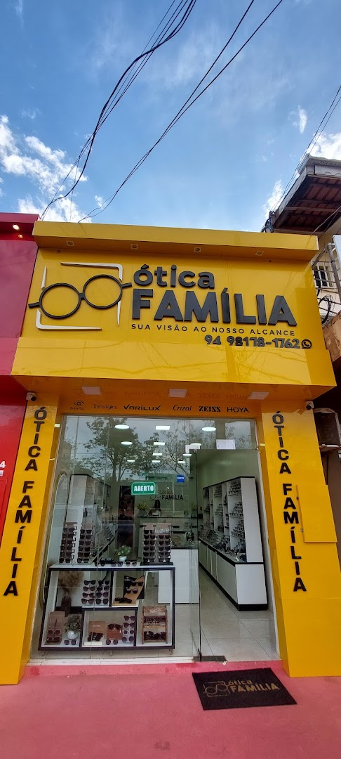 Fachada amarela da Ótica Família no Centro de Canaã dos Carajás, com o logo de óculos e o slogan Sua visão ao nosso alcance