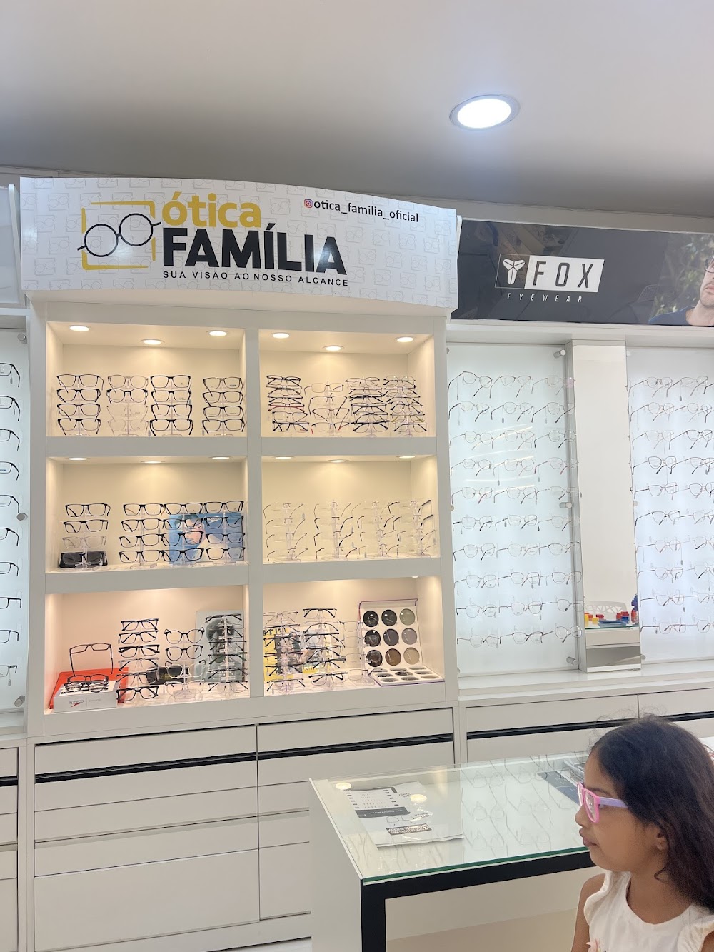 Expositor interno da Ótica família com diversas armações de óculos de grau