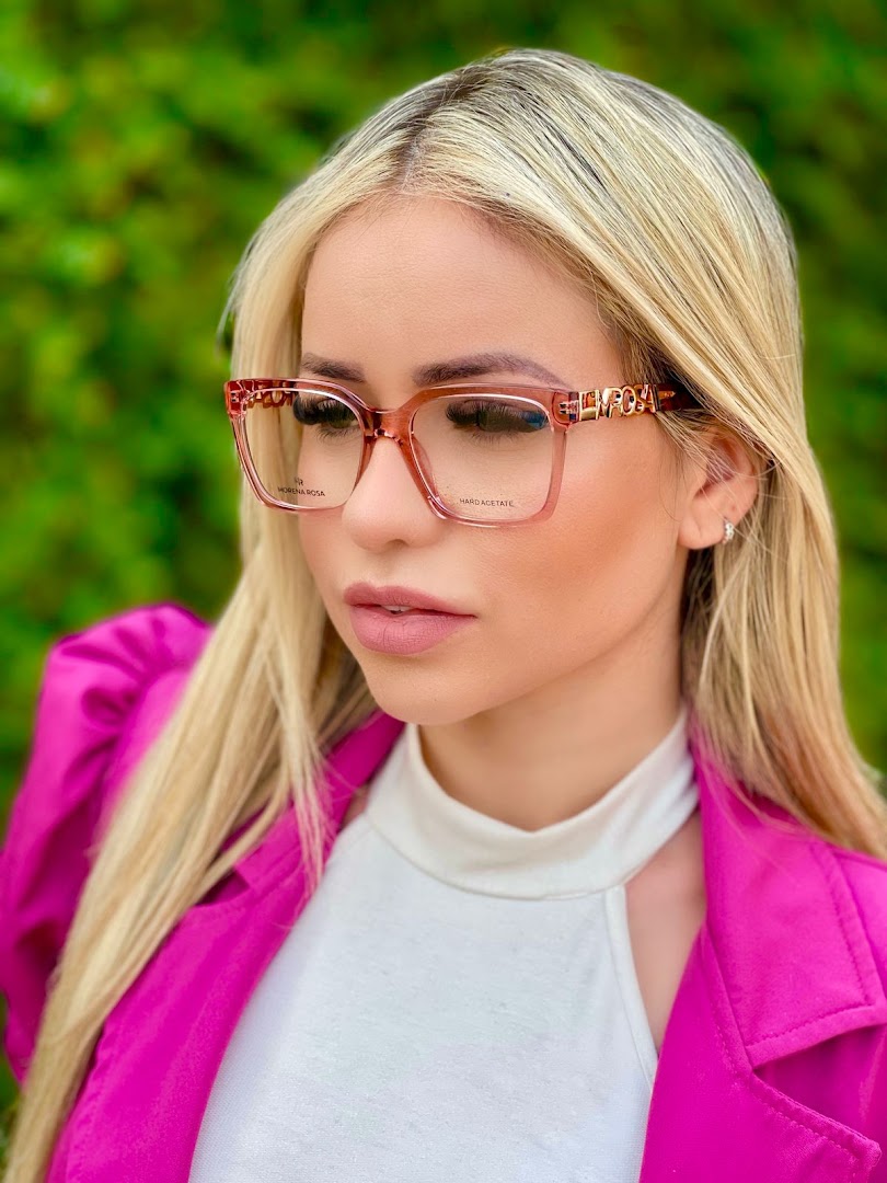Modelo usando armação vermelha da Ótica Fernanda