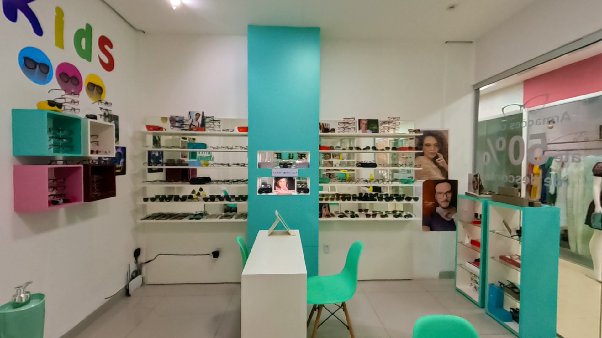 Interior da loja da Ótica Fernanda com expositores teal