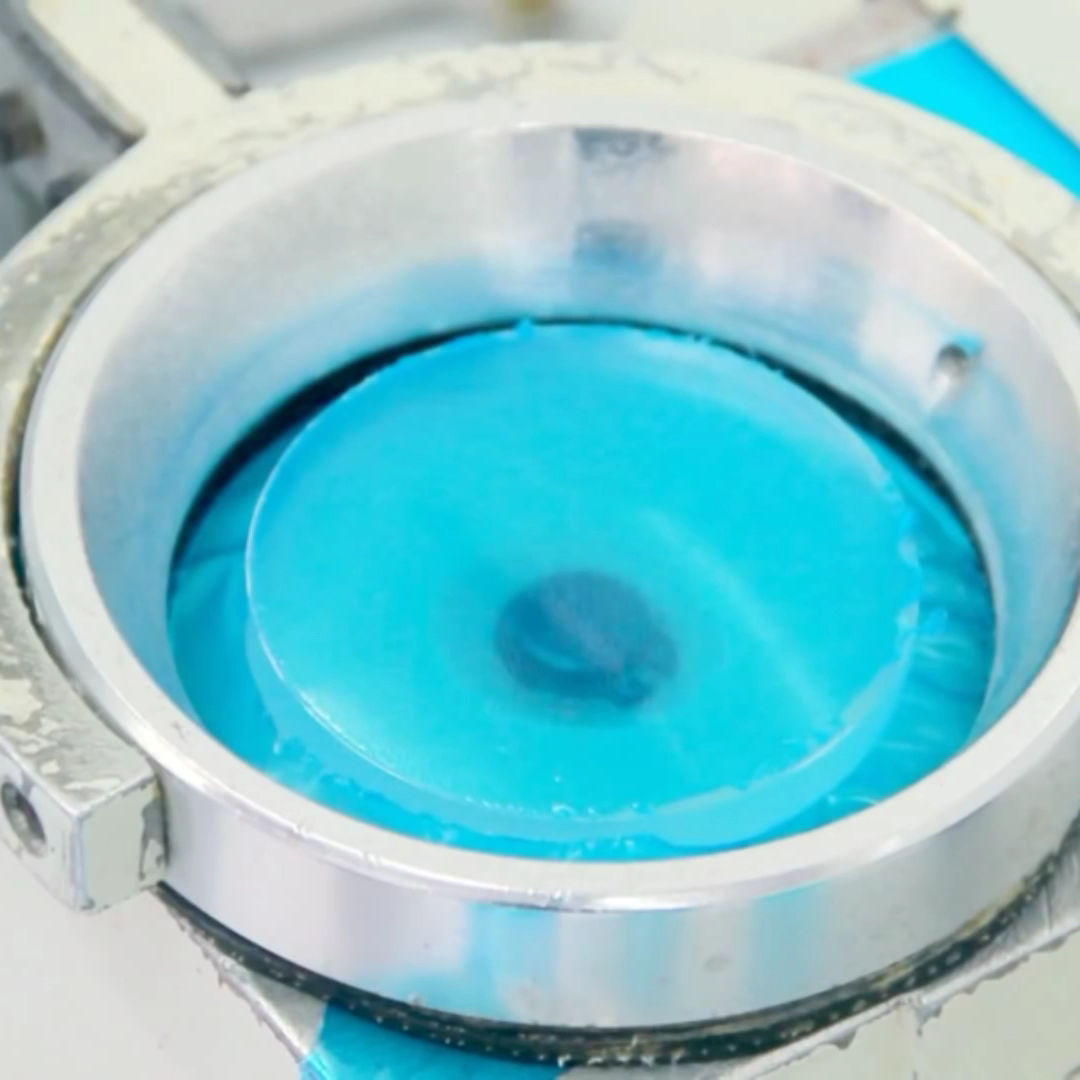 Lente no equipamento de surfaçagem do laboratório