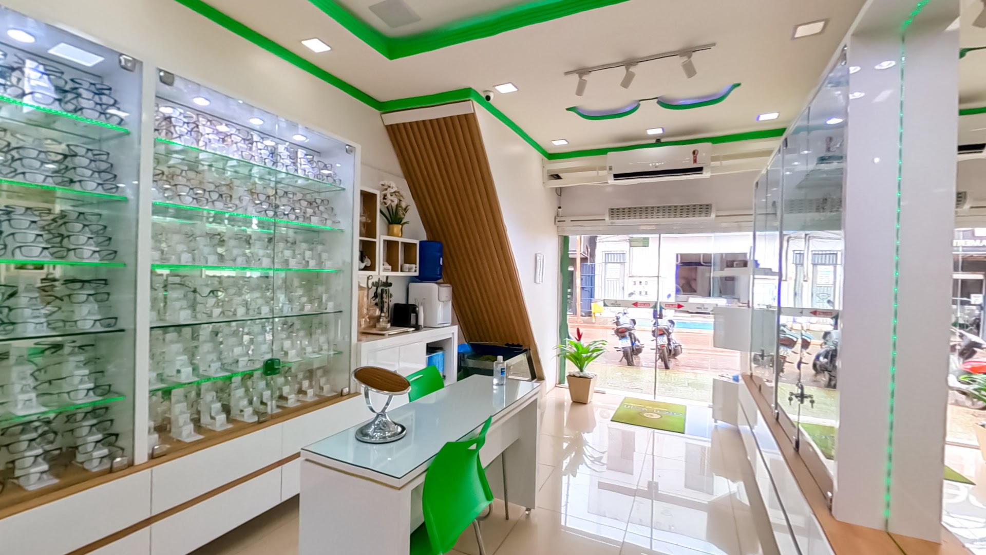 Interior claro com displays de armação e vista pra rua