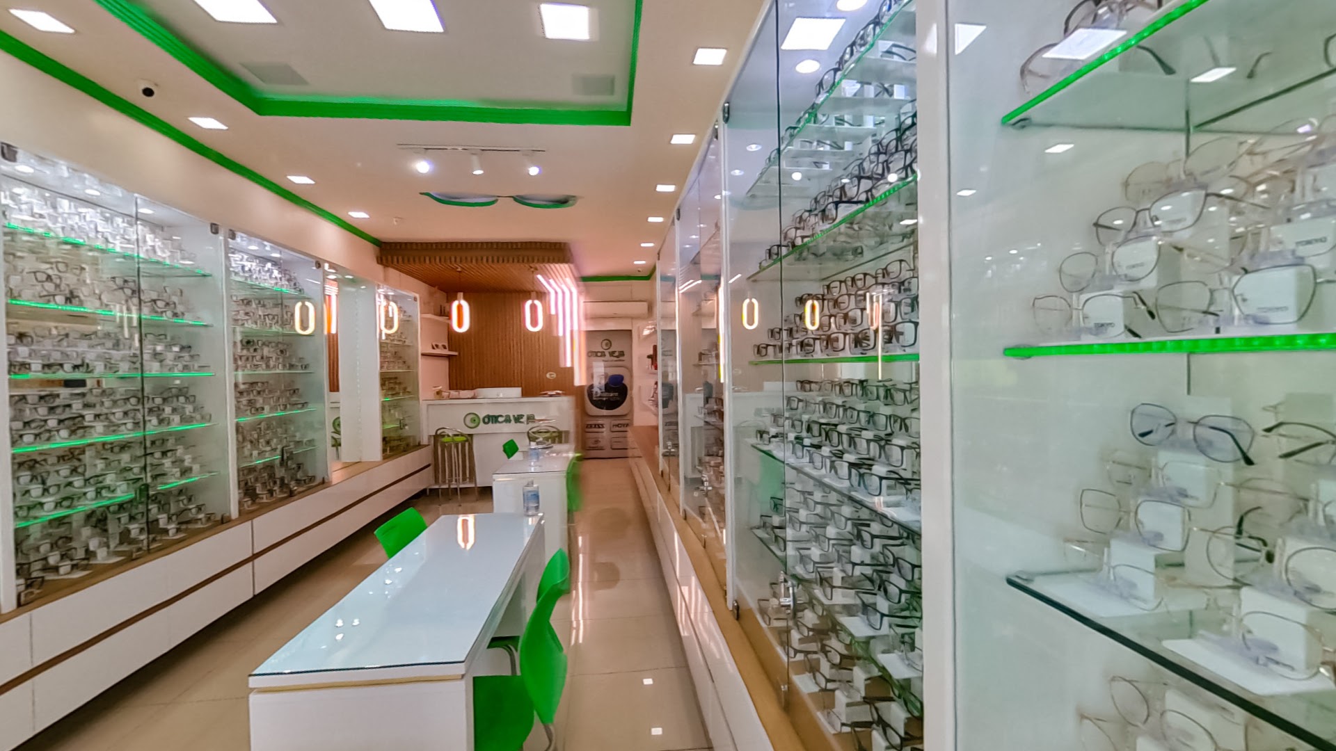 Corredor de displays de óculos iluminados na loja
