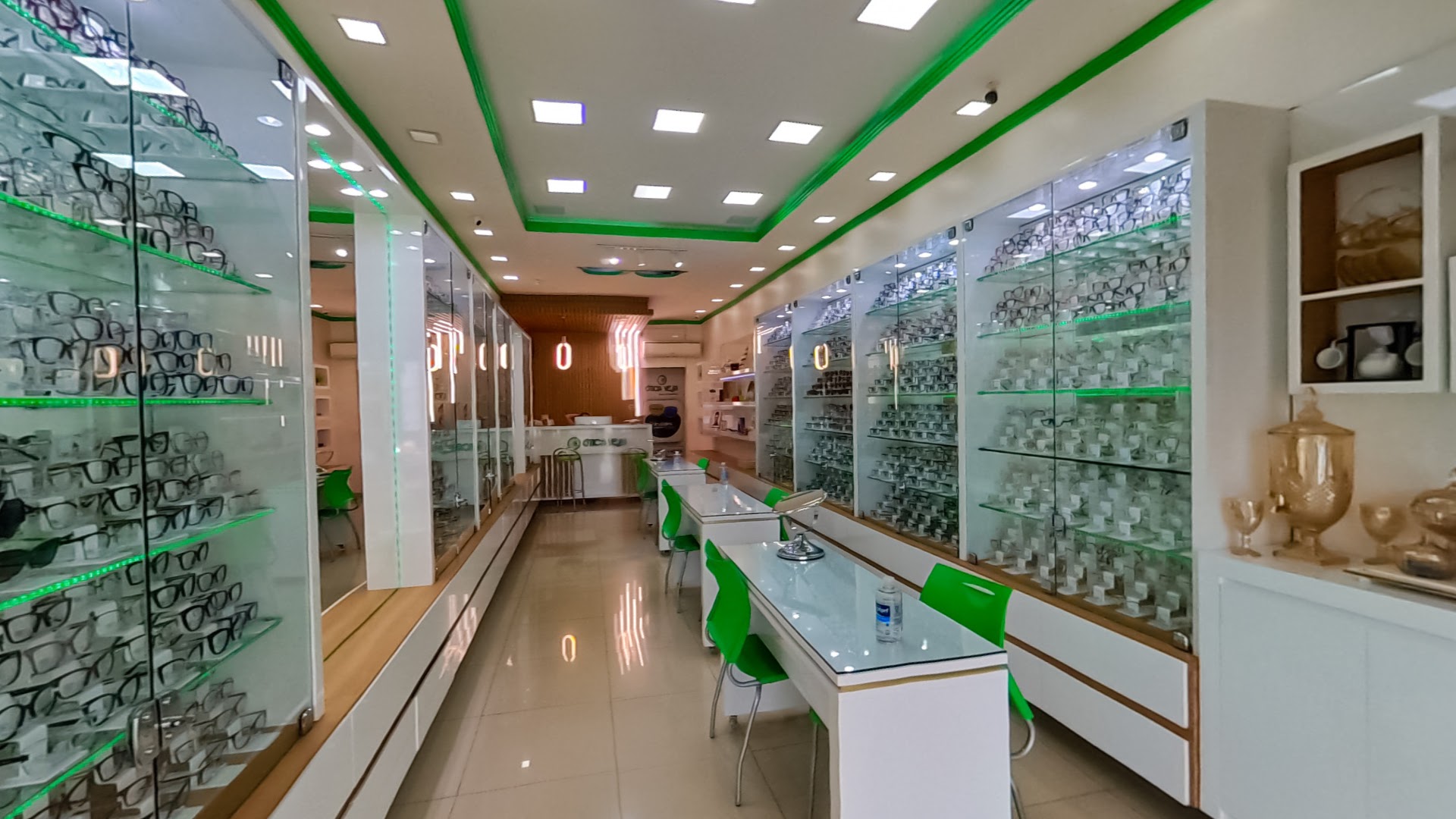 Fileira de armações em display verde iluminado