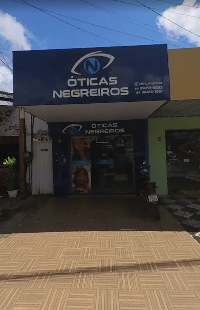 Fachada azul com o letreiro Óticas Negreiros