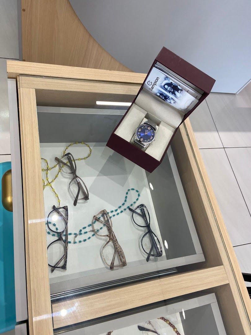 Vitrine de vidro com óculos e relógios elegantes