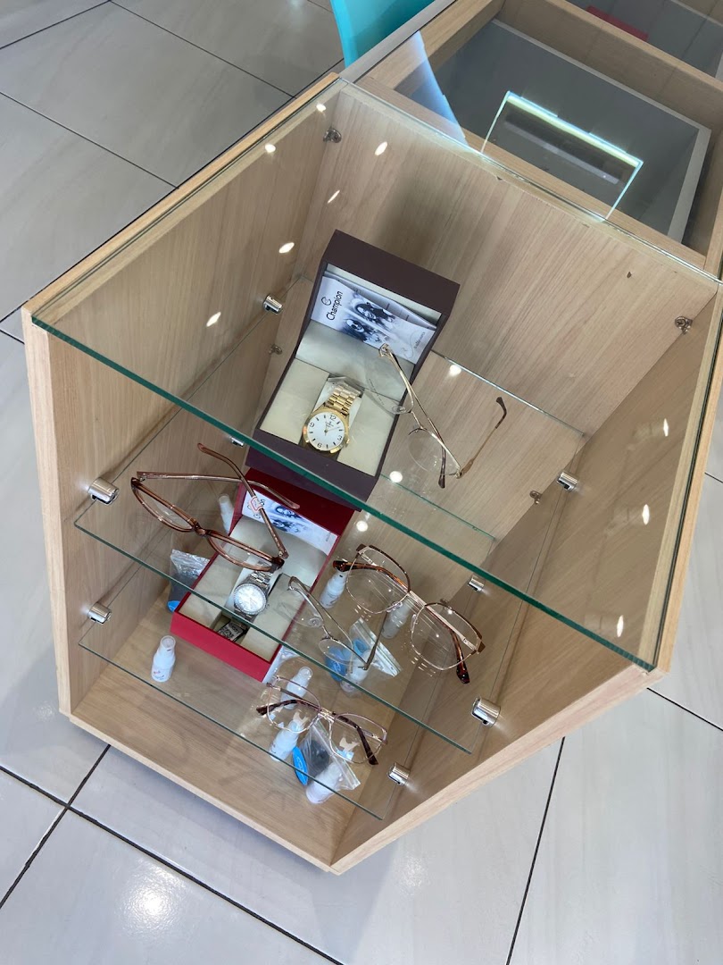 Vitrine com relógios e armações mais clássicas