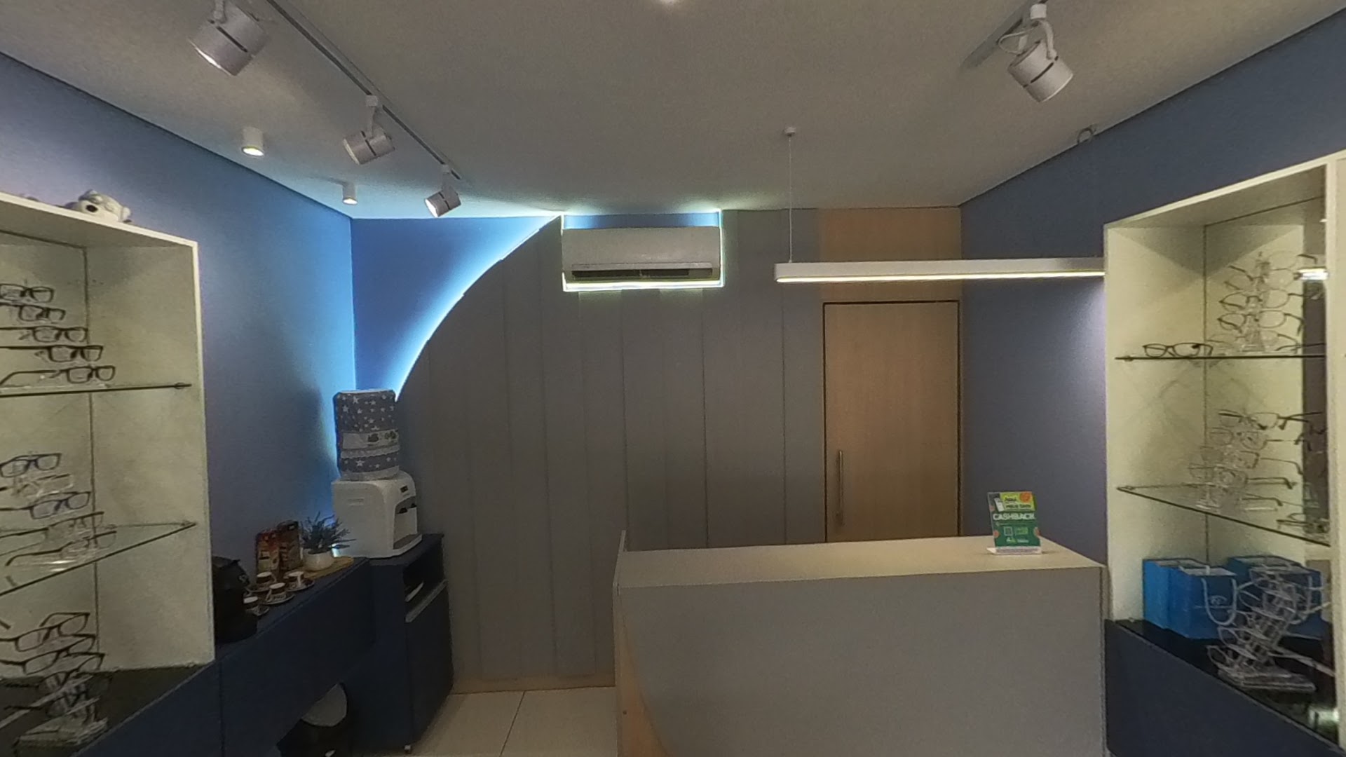 Interior moderno da loja com iluminação azul