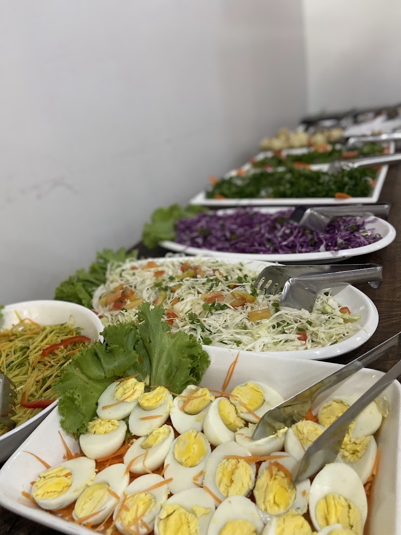 Buffet de saladas farto e colorido em travessas brancas