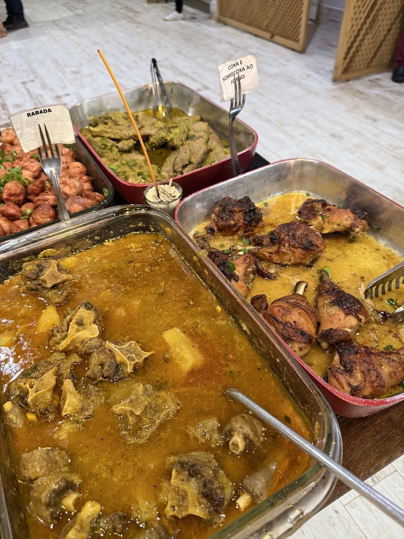 Bandeja de pratos quentes servidos no buffet