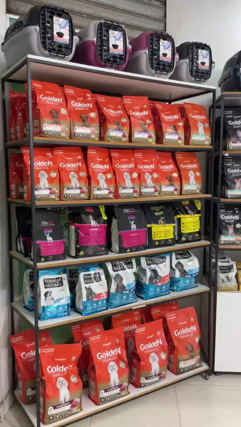 Prateleira com rações e produtos para pets