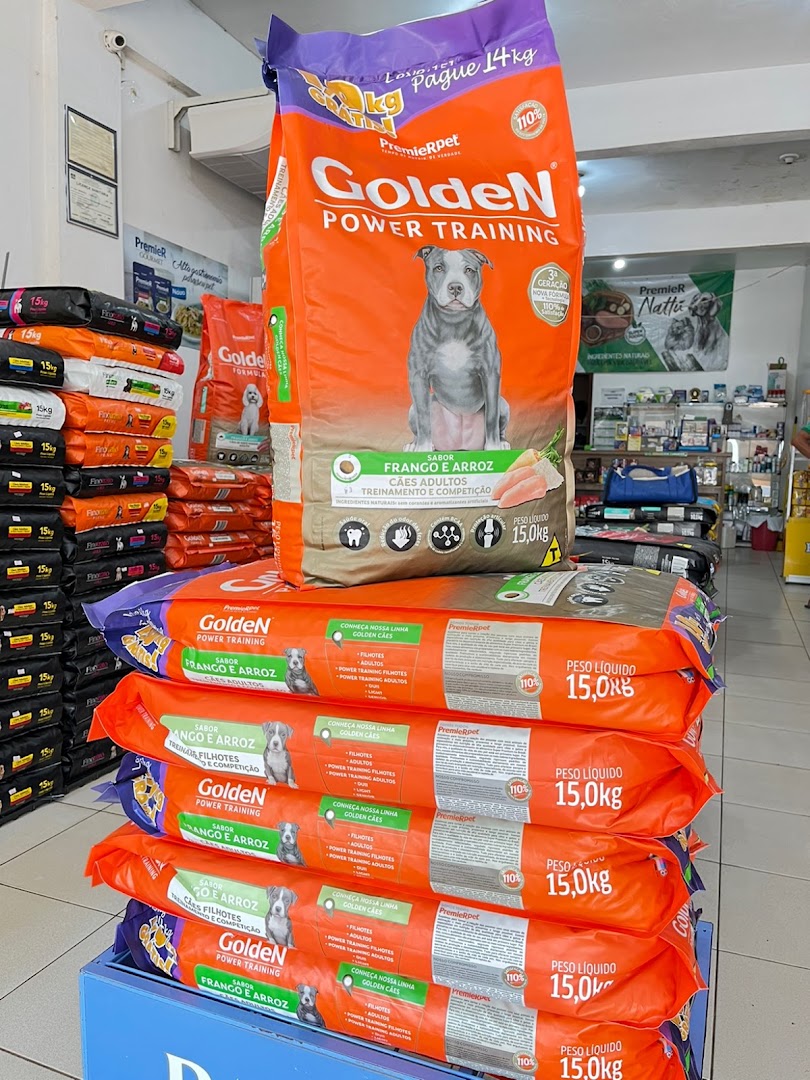 Pilhas de sacos de ração na loja