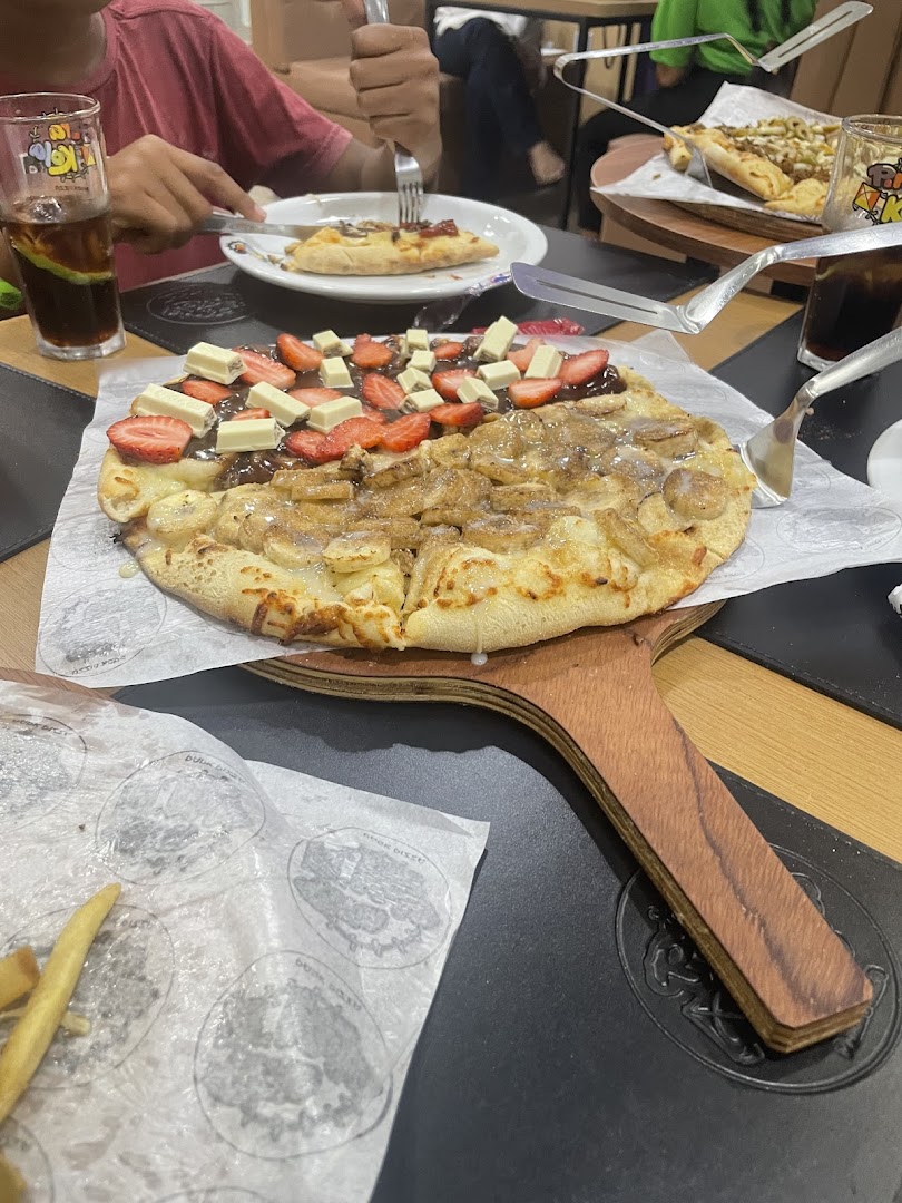 Pizza artesanal servida na tábua de madeira