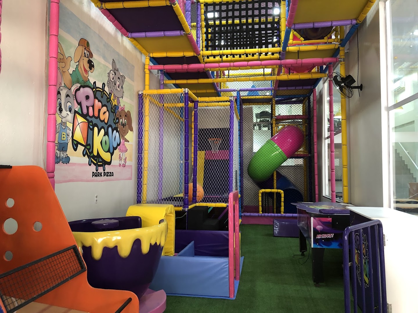 Brinquedão colorido do espaço kids Pira Kids com trampolim