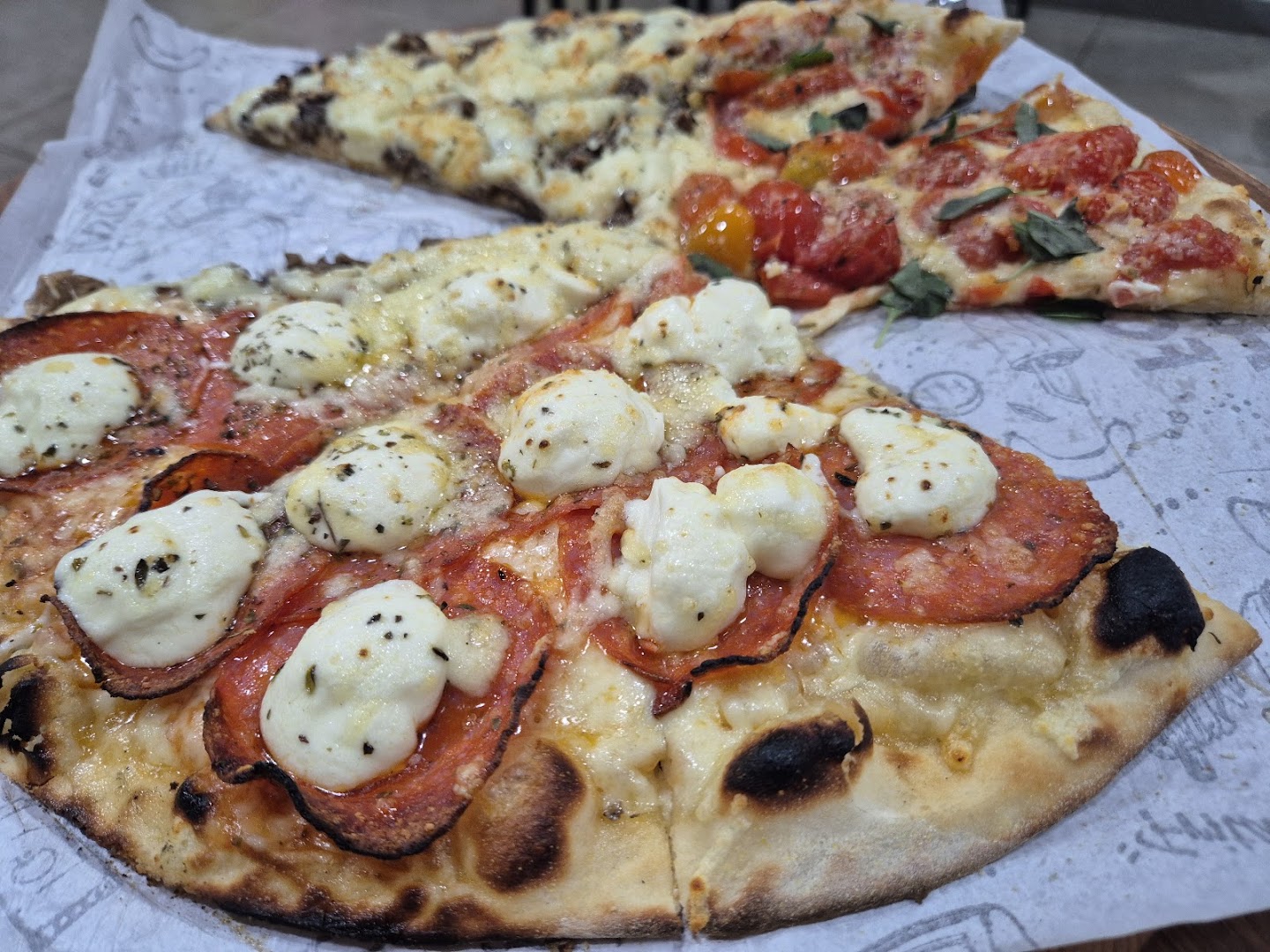 Pizza artesanal recheada e saindo do forno na Pirakola Park Pizza