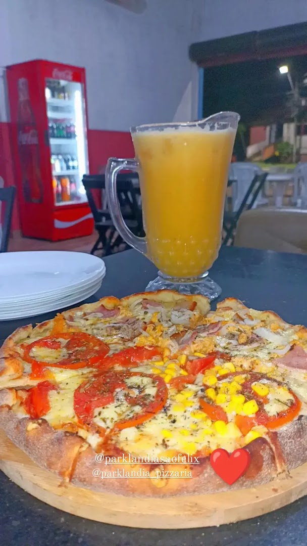 Pizza artesanal de coberturas variadas, feita na hora