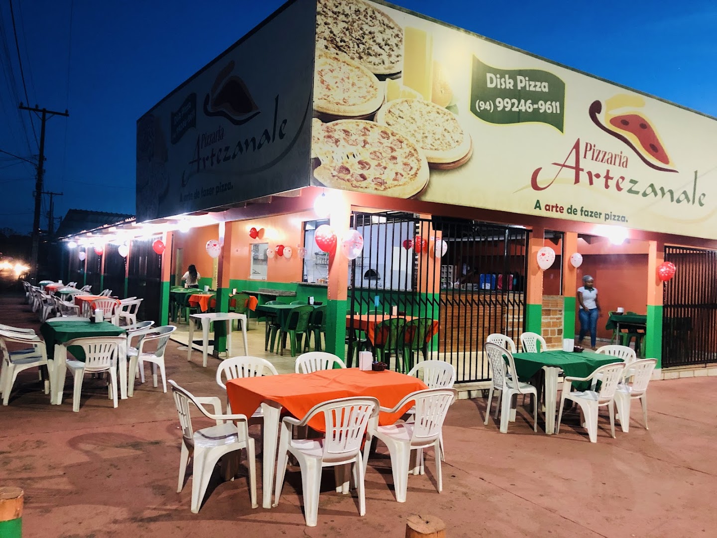 Fachada da Pizzaria Artezanale à noite