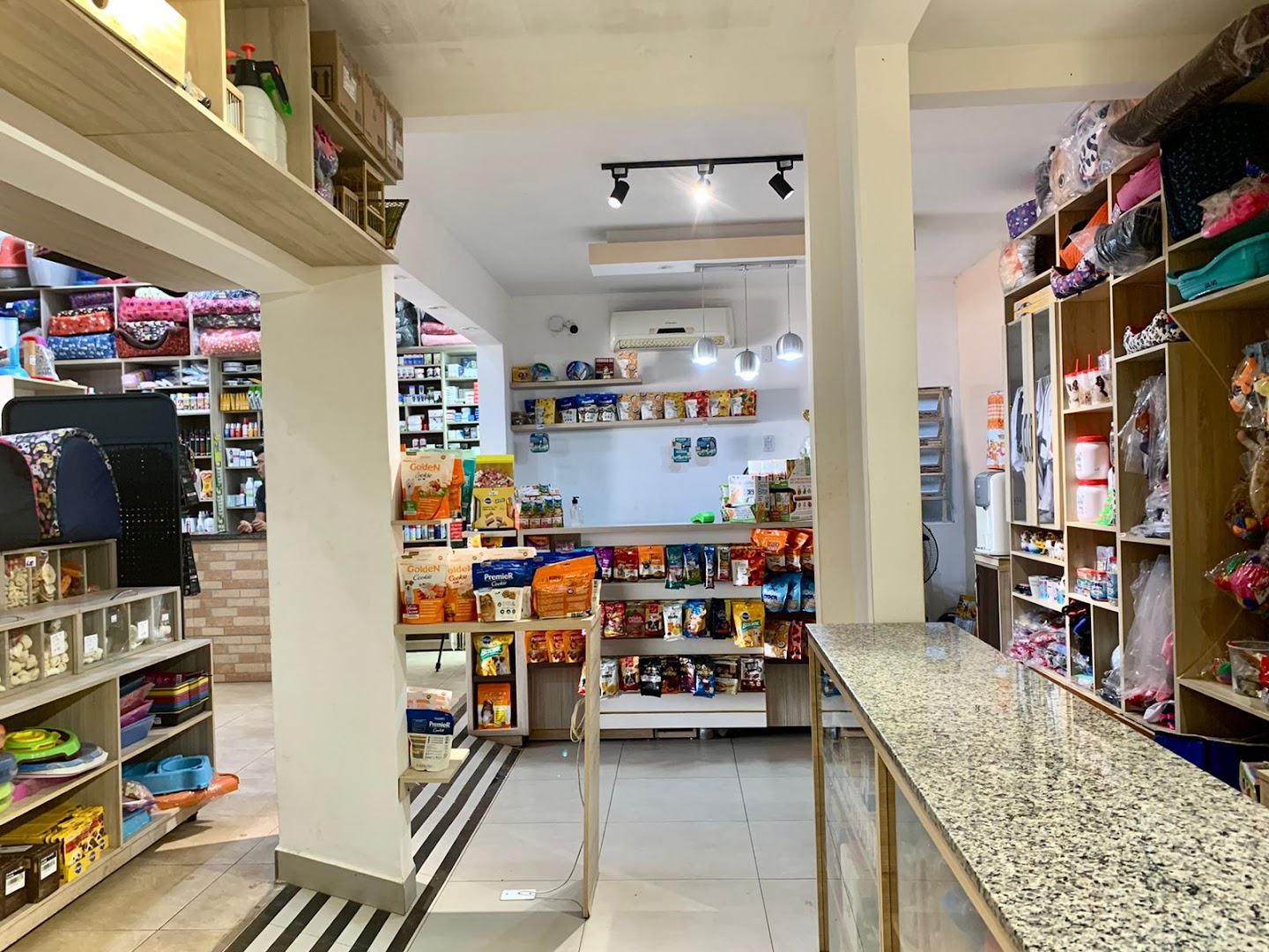 Interior amplo do Pet Shop Planeta Animal com prateleiras de produtos e balcão