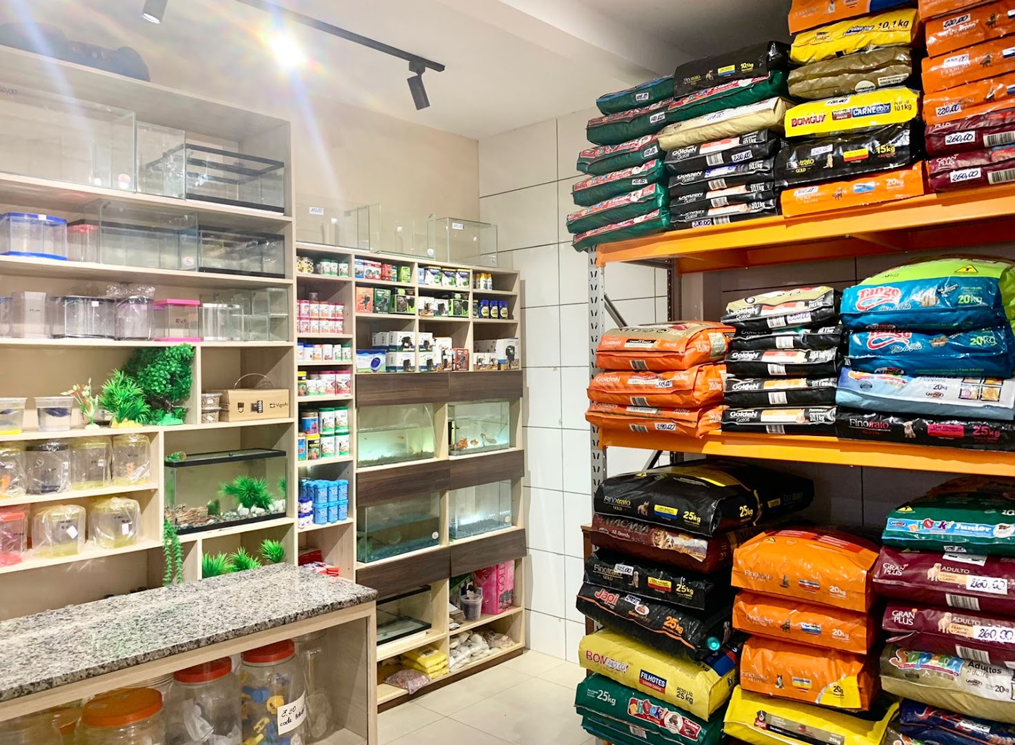 Prateleiras de ração e alimentos empilhados na loja