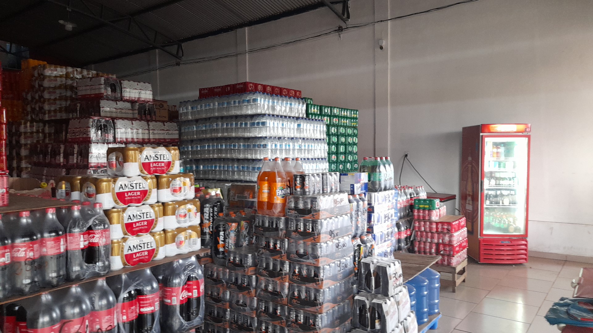Fardos fechados e engradados empilhados no depósito