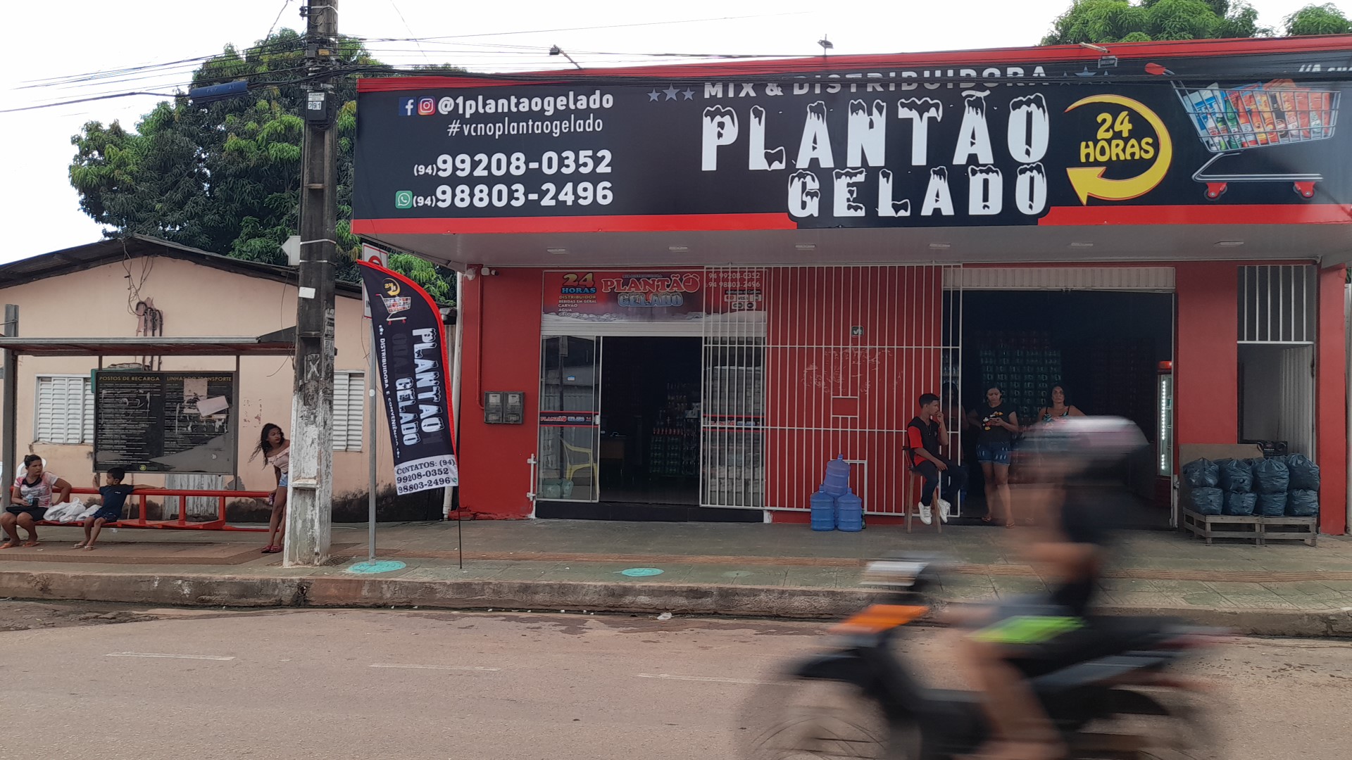 Fachada preta e vermelha com o letreiro Plantão Gelado