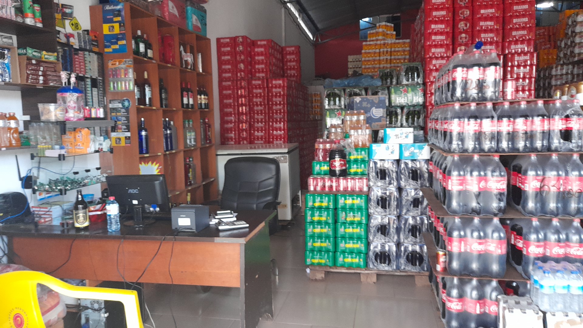 Interior da loja com engradados e balcão de atendimento