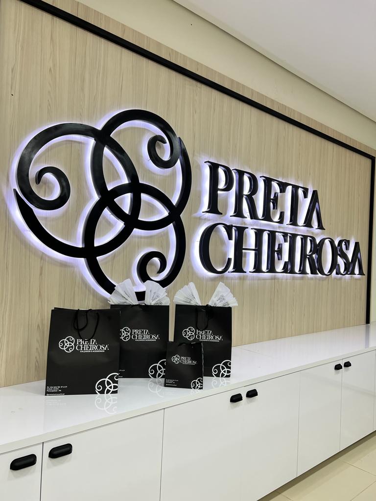 Marca Preta Cheirosa com as sacolas da loja