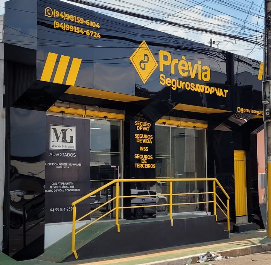 Fachada da Prévia Seguros iluminada à noite