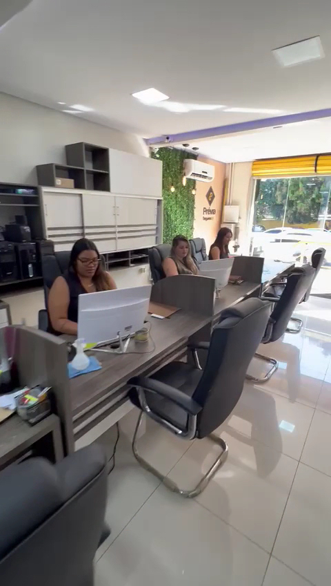 Equipe atendendo nas mesas do escritório