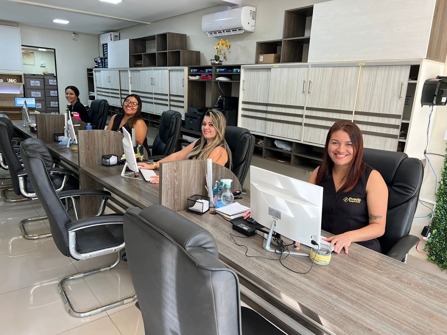Equipe trabalhando nas estações de atendimento