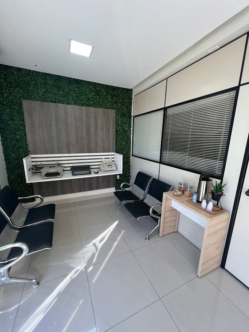 Sala de espera da Prévia com parede verde