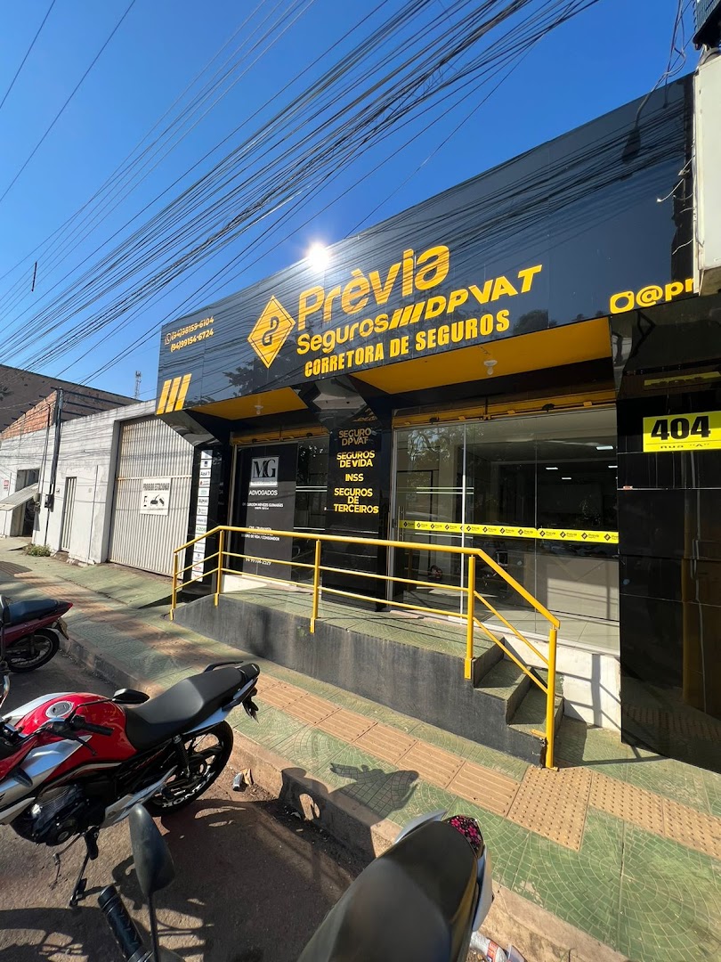 Fachada da Prévia Seguros em Parauapebas, letreiro preto e amarelo durante o dia