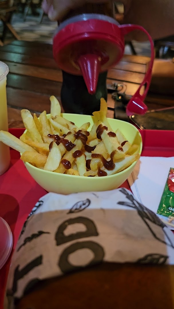Batata frita com molho na tigela